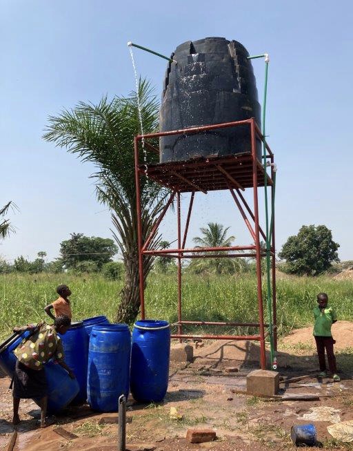 Der fertige Brunnen im Betrieb