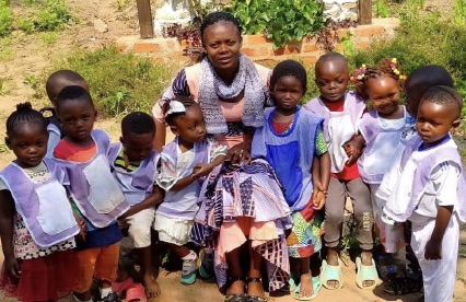 Hélène Muayabu Mabi mit ihren Kindergartenkindern